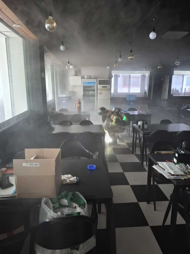 ▲ 11일 오후 12시 37분쯤 삼척시 정상동의 한 식당에서 불이 났다.  강원소방본부 제공