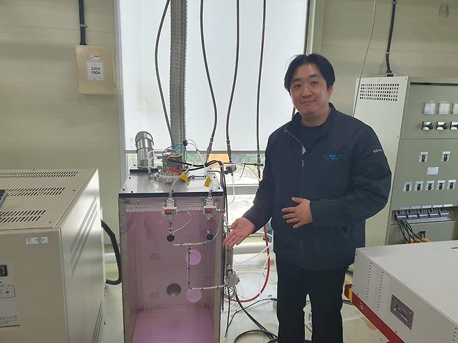 정종윤 팀장이 플라즈마 토치 테스트 모습을 보여주고 있다. 안성=윤현주 기자
