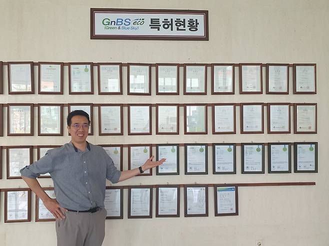 배진욱 과장이 특허 현황을 보여주고 있다. 안성=윤현주 기자
