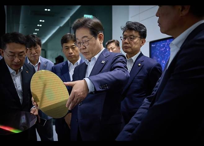 이재명 더불어민주당 대선 후보(가운데)가 SK하이닉스 이천 캠퍼스에서 곽노정 사장(왼쪽 세번째) 등과 함께 웨이퍼를 살펴보고 있다. 한경DB