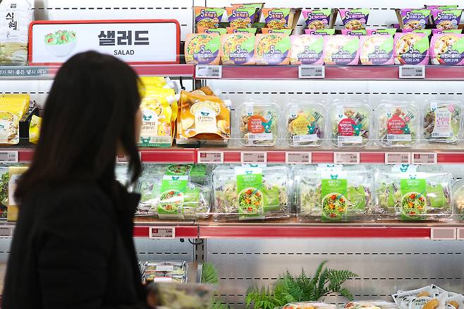 신체 노화를 늦출 수 있는 이른바  ‘저속노화’ 식품이 인기를 끌고 있다. 연합뉴스