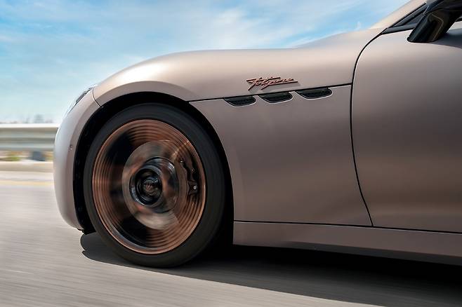 질주하는 그란투리스모 폴고레 측면에 이탈리아어로 번개를 뜻하는 ‘폴고레’ 로고가 선명하게 박혀 있다. 마세라티코리아 제공