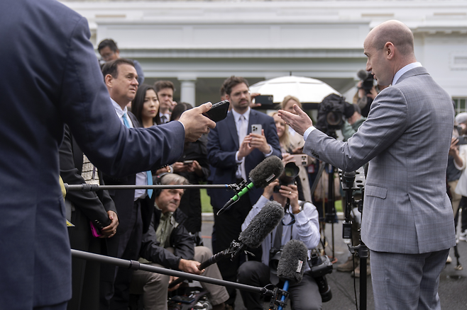 스티븐 밀러 백악관 부비서실장이 9일(현지시간) 기자들의 질문에 답하고 있다. AP연합뉴스
