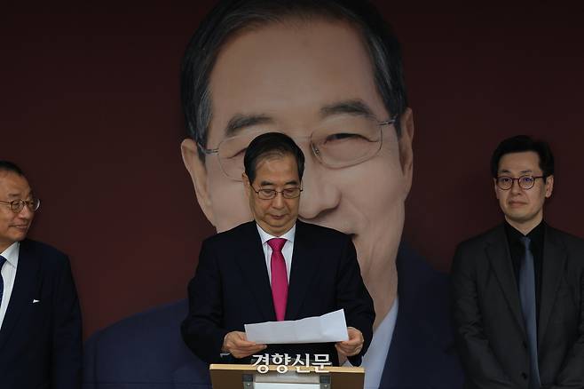 한덕수 전 국무총리가 11일 서울 여의도 캠프 사무실에서 기자회견을 열고 국민의힘 대선 후보 교체가 무산된 데 대해 “모든 것을 겸허하게 수용하고 승복하겠다”고 밝혔다. 서성일 선임기자