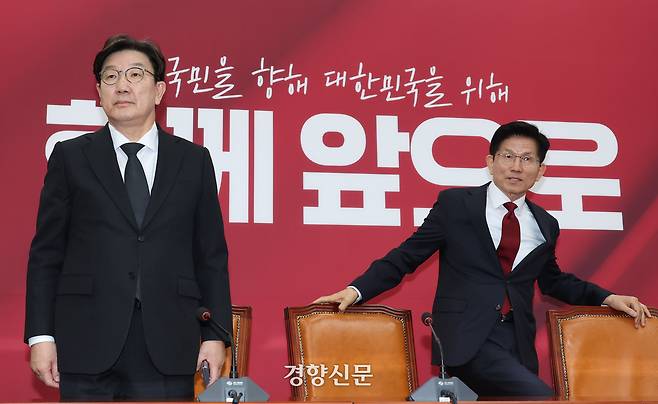 김문수 국민의힘 대선 후보(오른쪽)과 권성동 원내대표가 4일 국회에서 열린 선거대책위원회 간담회에 참석하고 있다. 한수빈 기자