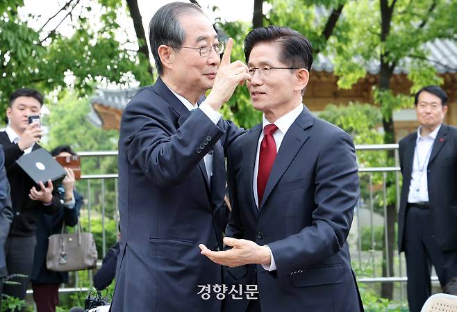 김문수 국민의힘 대선후보(오른쪽)와 한덕수 무소속 후보가 8일 국회 사랑재앞 카페에서 단독 면담을 하고 있다. 박민규 선임기자