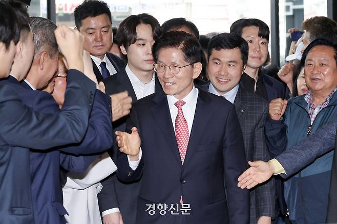 김문수 국민의힘 대선 후보가 11일 선관위에서 대통령후보 등록을 마친 뒤 지지자들의 환호를 받으며 서울 여의도 중앙당사로 들어서고 있다. 한수빈 기자