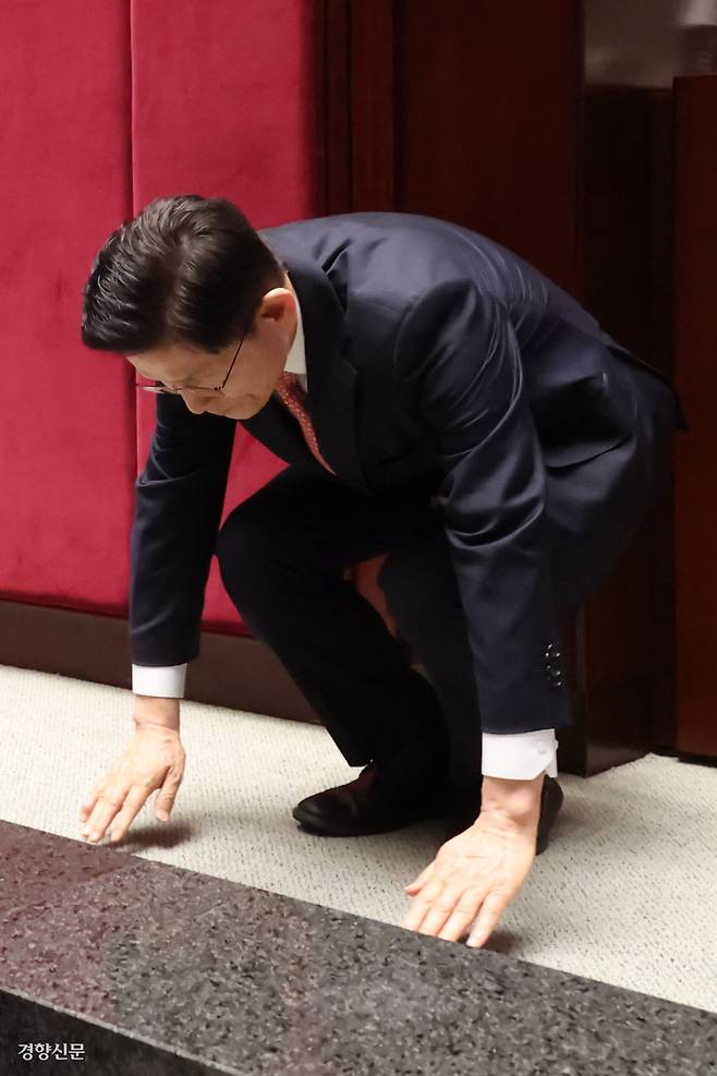 큰절로 ‘감사’ 당원 여론조사 결과로 확정된 김문수 국민의힘 대선 후보가 11일 국회에서 열린 의원총회에서 큰절을 하고 있다. 한수빈 기자