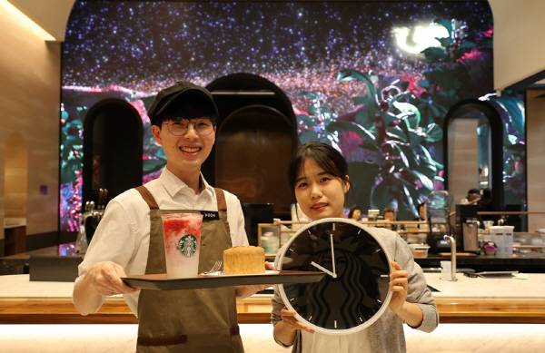 스타벅스 매장 운영 시간을 오후 10시까지 확대한다. 스타벅스코리아 제공