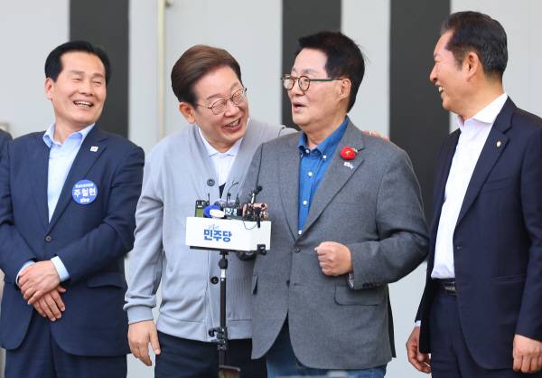 남도문화벨트 골목골목 경청 투어에 나선 더불어민주당 이재명 대선 후보가 11일 전남 해남군 해남읍 군민광장에서 박지원 공동선거대책위원장의 지원 연설을 듣고 있다. 연합뉴스