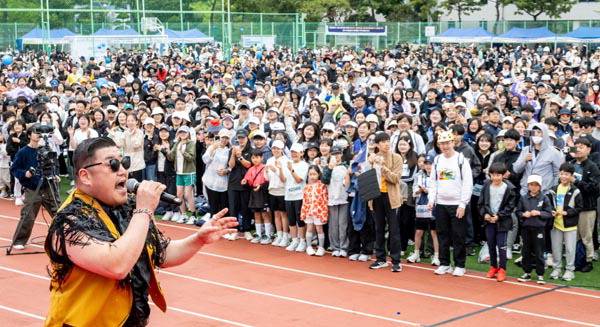 열심히 걷고, 흥겨운 무대도 즐겨요- 국립부경대 대운동장에서 가수 싸이버거의 축하공연이 열리고 있다.