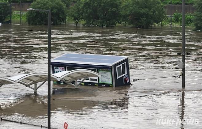 폭우로 물에 잠긴 하천변 시설물들. 사진=곽경근 대기자