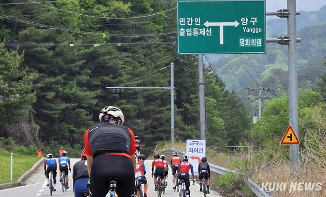 11일 강원 화천 DMZ 일원에서 열린 2025 DMZ 랠리에 참가한 마니아들이 핌찬 라이딩을 펼치고 있다