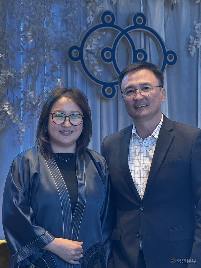 게른차츠랄(왼쪽) 사모와 알탄소욤보 몽골 밝은미래교회 목사가 8일 울란바토르 화이트홀에서 열린 몽골 목회자 콘퍼런스에서 사진을 촬영하고 있다.