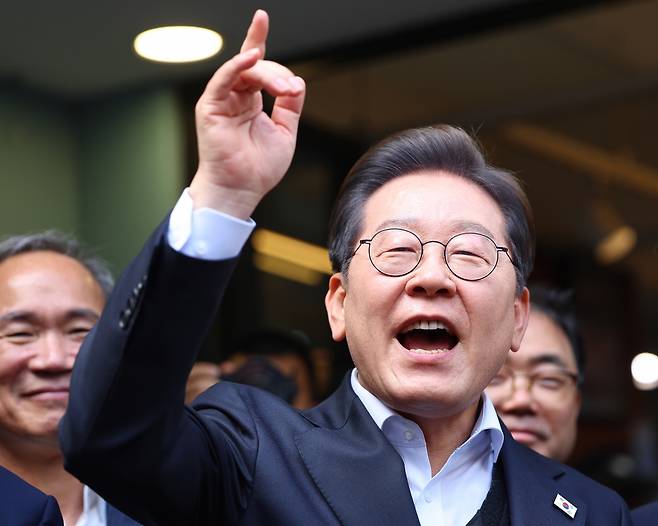 영남 신라벨트 골목골목 경청투어에 나선 이재명 더불어민주당 대선 후보가 10일 경남 진주시 대안동 차없는 거리를 찾아 연설을 하고 있다. 연합뉴스