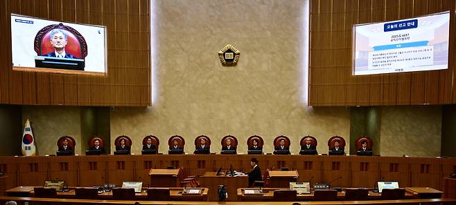 지난 1일 서울 서초구 대법원 대법정에서 이재명 더불어민주당 대선 후보의 공직선거법 위반 사건 상고심 선고를 준비하는 조희대 대법원장을 비롯한 대법관들. 사진공동취재단