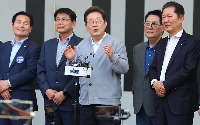 이재명 더불어민주당 대선 후보가 11일 전남 해남군 해남읍 군민광장을 방문해 연설을 하고 있다. 연합뉴스