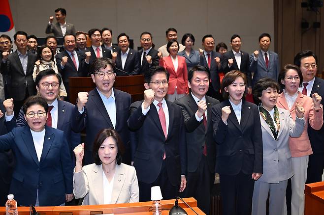 김문수 국민의힘 대선후보가 11일 서울 여의도 국회에서 열린 국민의힘 의원총회에 참석해 파이팅을 외치고 있다. 최현규 기자