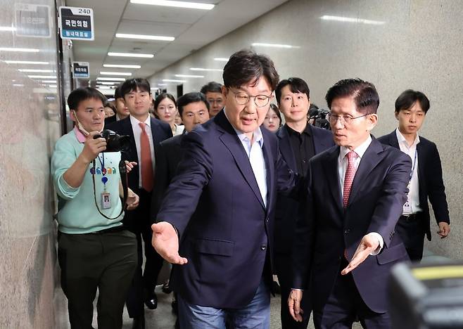 김문수 국민의힘 대선 후보가 11일 국회에서 열린 의원총회에서 의원들과 기념 촬영을 한 후 권성동 원내대표와 이동하고 있다. 연합뉴스