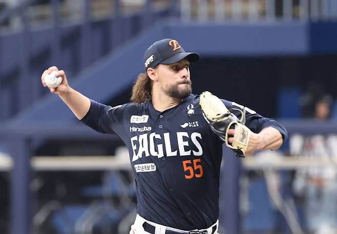 프로야구 한화 이글스의 투수 라이언 와이스가 11일 서울 고척스카이돔에서 열린 2025 KBO 키움 히어로즈와 경기에서 투구하고 있다. 연합뉴스