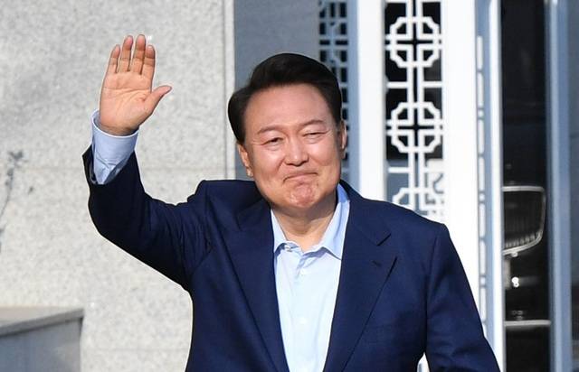 지난달 11일 서울 용산구 한남동 대통령 관저를 떠나며 지지자들에게 인사하는 윤석열 전 대통령. 공동취재사진