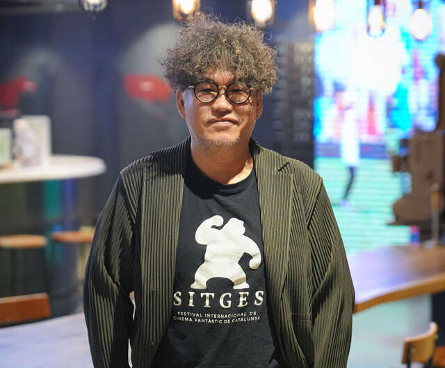 영국 인기 드라마 시리즈 ‘갱스 오브 런던’ 시즌3의 리드 디렉터를 맡은 김홍선 감독은 해외에 나가면서 높아진 한국 콘텐츠의 위상을 크게 체감했다고 밝혔다. 영국 제작진이 김 감독의 자율성을 존중해준 덕에 그만의 작업 스타일을 드라마에 녹여냈다.  웨이브 제공