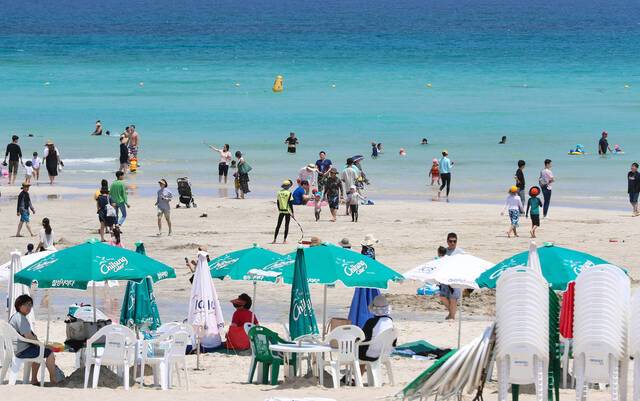 제주도 내 해수욕장의 시설 이용료가 하나로 통일된다. 사진은 제주시 조천읍 함덕해수욕장에서 피서객들이 물놀이를 즐기고 있는 모습. 뉴시스