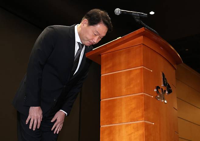 최태원 SK그룹 회장이 7일 오전 서울 중구 SK텔레콤 T타워 SUPEX홀에서 SK텔레콤의 해킹 사고와 관련해 대국민 사과를 하고 있다. 권현구기자.