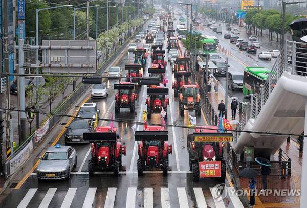 지난 10일 서울 금천구 석수역 인근에서 전국농민회총연맹(전농) 전봉준투쟁단이 광화문에서 열리는 ‘내란농정 청산 농업대개혁 실현 범시민대회’에 참석하기 위해 트랙터 상경 시위를 하며 서울 시내로 향하고 있다. 연합뉴스