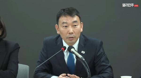 ▲김용민 더불어민주당 원내정책수석부대표가 11일 기자간담회에서 윤석열 전 대통령의 자유민주주의 수호 주장에 자유민주주의를 훼손한 건 윤 전 대통령이라고 헌법재판소가 이미 판단했다고 비판하고 있다. 사진=더불어민주당 영상 갈무리