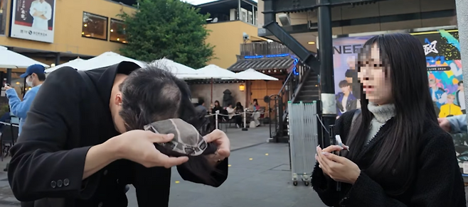 유튜버 최윅(왼쪽)이 일본 도쿄 길거리에서 현지 시민과 인터뷰하던 도중 ‘가밍아웃’을 하고 있다. [사진 제공=유튜브 ‘털업’ 캡쳐]