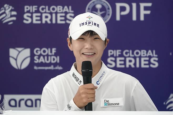 아람코 코리아 챔피언십 4언더파를 몰아친 뒤 환하게 웃으며 기자회견을 하고 있는 박성현. 아람코 코리아 챔피언십 조직위