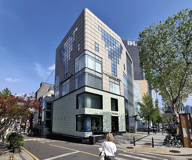 최근 550억원에 거래된 서울 강남구 청담동 명품거리 '프라다 빌딩' 전경.  이승환 기자