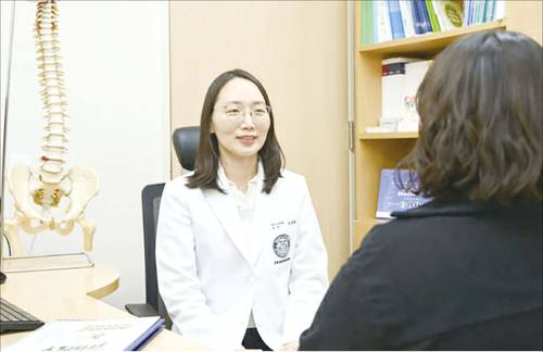 김세희 강동경희대학교병원 관절류마티스내과 교수가 환자를 상담하고 있다. (강동경희대학교병원 제공)