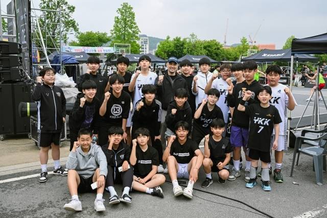 구나단 감독은 “아내도 그렇고 다들 걱정을 많이 했다. 불행 중 다행히 몸이 많이 좋아졌고 아이들을 가르치는 걸 많이 좋아하기도 한다. 프로에 있으면 승리에 대한 스트레스가 있는데 이곳은 그런 면에서 자유롭다”며 “농구를 좋아하고 또 열정적인 아이들과 함께하니까 모두가 행복해한다. 또 아내는 물론 장인, 장모님이 원주에 계셔서 출, 퇴근도 좋다”고 말했다. 사진=KXO 제공