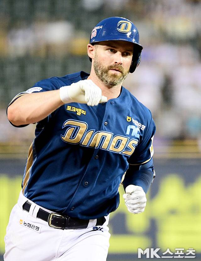 햄스트링 근경직으로 교체된 NC 데이비슨. 사진=김영구 기자