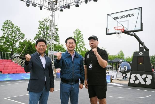 신은섭 회장(좌)은 “KXO 관계자들의 노력, 열정은 정말 대단하다. 3년 전 첫 제안이 왔을 때는 의구심이 있었다. 그러나 3년 연속 대회를 열다 보니 KXO가 3x3에 얼마나 진심인지 알 수 있었다. 새로운 벽을 넘어 대한민국 3x3 발전을 위해 열심히 하는 모습을 보면서 나 역시 지금의 위치에서 할 수 있는 걸 하려고 한다. 최선을 다해 노력하겠다”며 인터뷰를 마무리했다. 사진=KXO 제공