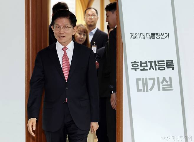 김문수 국민의힘 대통령 후보가 11일 오전 경기 과천 중앙선거관리위원회에서 제21대 대통령 선거 후보자 등록을 하고 있다./사진=뉴스1