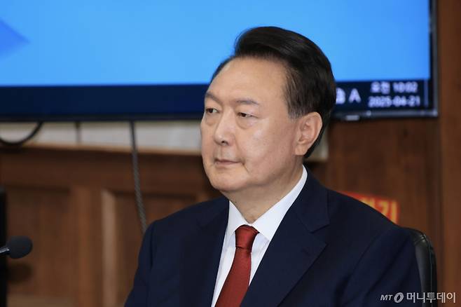 12·3 비상계엄을 선포해 내란 우두머리 혐의로 재판에 넘겨진 윤석열 전 대통령이 21일 오전 서울 서초구 서울중앙지법 417호 법정에 앉아 재판 시작을 기다리고 있다. 2025.04.21.  /사진=뉴시스