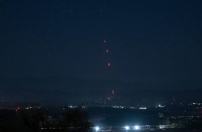 10일(현지시간) 인도와 파키스탄의 휴전 합의 발표 이후 인도령 카슈미르 잠무에서 인도의 방공시스템이 작동하는 모습 /사진=블룸버그