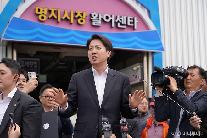 [서울=뉴시스] = 이준석 개혁신당 대선 후보가 11일 부산 명지시장을 찾아 취재진 앞에서 발언을 하고 있다. (사진=이준석 캠프 제공) 2025.05.11.