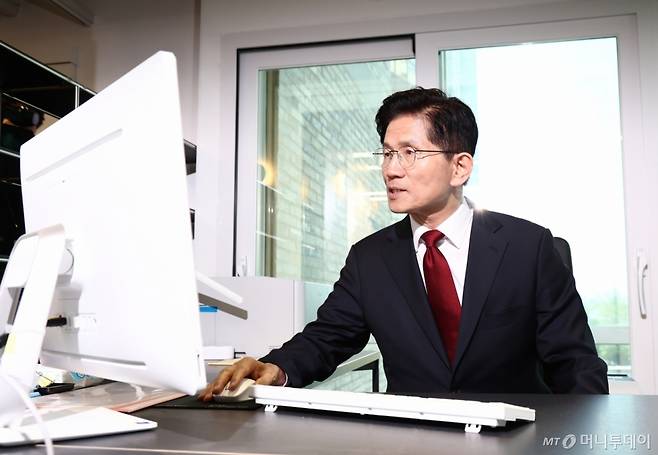 김문수 국민의힘 대통령 후보가 8일 오후 서울 여의도 중앙당사에 마련된 후보실에서 업무를 보고 있다. 2025.5.8/뉴스1  Copyright (C) 뉴스1. All rights reserved. 무단 전재 및 재배포,  AI학습 이용 금지.