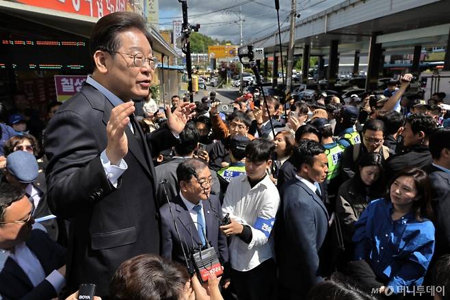 [창녕=뉴시스] 민심을 청취하는 '경청 투어'에 나선 이재명 더불어민주당 대선후보가 10일 경남 창녕군 창녕시장 인근에서 즉흥 연설을 하고 있다. 2025.05.10.