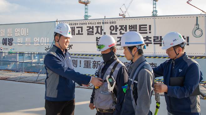 사진은 허윤홍 GS건설 대표(왼쪽 첫 번째)가 지난 7일 현장 안전 점검을 진행한 모습. /사진 제공=GS건설