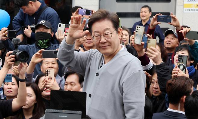 이재명 더불어민주당 후보가 김문수 국민의힘 후보, 이준석 개혁신당 후보와의 대선 경쟁 3자 구도에서 50% 이상의 지지율을 받았다. 사진은 이재명 후보가 11일 전남 화순군을 찾아 연설하기 전 인사를 전하는 모습. /사진=뉴시스