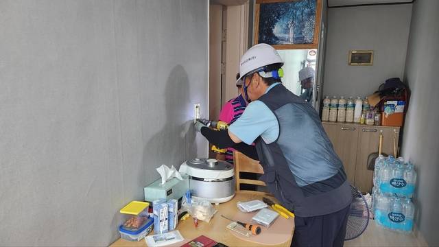 경기 용인시의 한 홀몸노인 거주 주택에서 전등 스위치 수리 작업이 이뤄지고 있다. 용인시청 제공