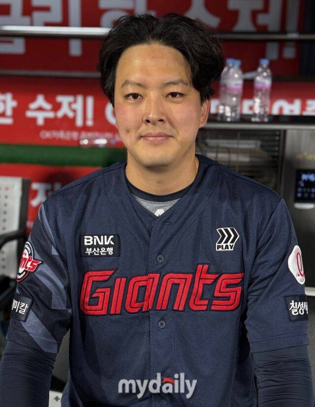 KBO리그 역대 5번째로 6년 연속 10세이브의 기록을 달성한 롯데 자이언츠 김원중./수원 = 박승환 기자