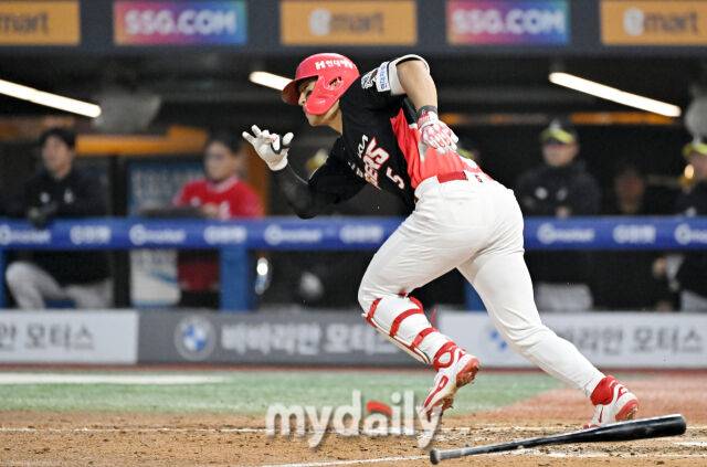 10일 오후 인천광역시 문학동 SSG랜더스필드에서 진행된 '2025 프로야구 KBO리그' SSG랜더스와 KIA타이거즈의 경기. 기아 김도영이 8회초 1사 만루서 1타점 내야 땅볼을 치고 있다. 3루수 실책으로 주자 모두 세이프./인천=송일섭 기자 andlyu@mydaily.co.kr