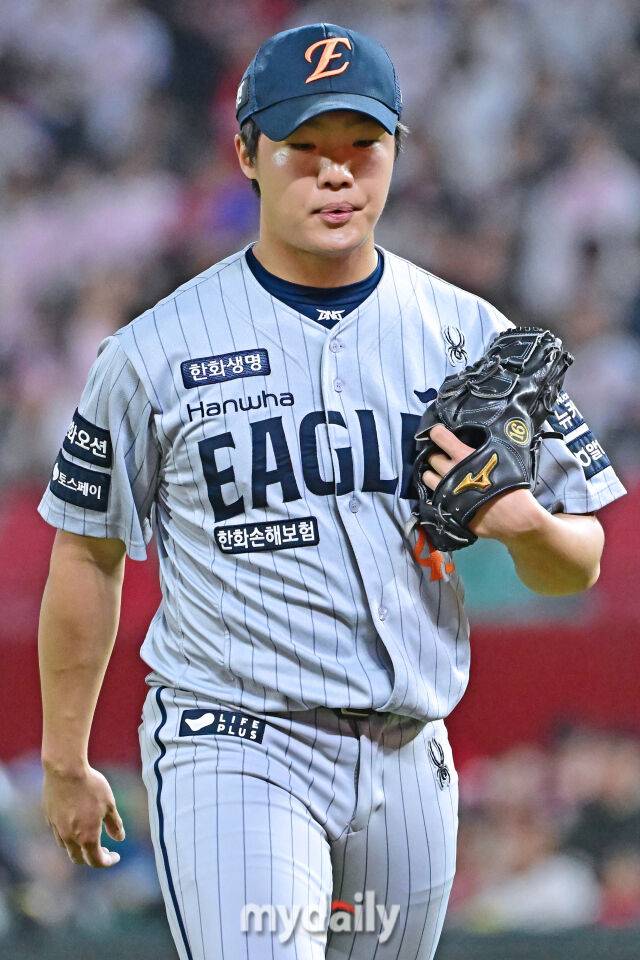 17일 인천 SSG랜더스필드에서 열린 '2025 신한 SOL BANK KBO리그' 한화 이글스와 SSG랜더스 경기. 한화 정우주가 8회말 교체돼 마운드에 올라 무실점으로 이닝을 마무리하고 더그아웃으로 들어서고 있다./마이데일리
