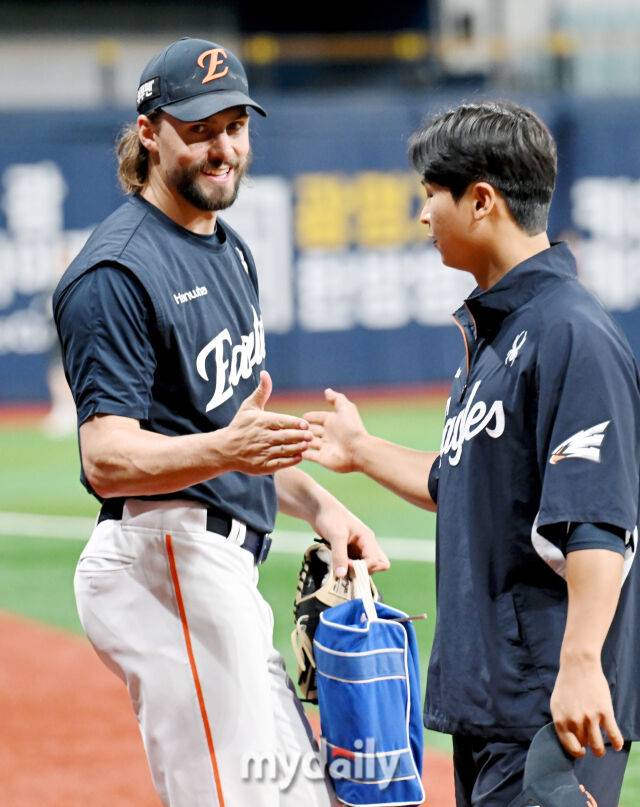 9일 오후 서울 고척동 고척스카이돔에서 진행된 '2025 프로야구 KBO리그' 키움히어로즈와 한화 이글스의 경기. 한화 와이스가 경기전 훈련에서 재미있는 모습을 보이고 있다./고척=송일섭 기자 andlyu@mydaily.co.kr